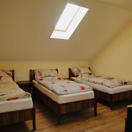 Viktor Vendeghaz Es Apartmanhaz Baktaloranthaza Exterior photo