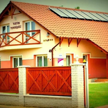Viktor Vendeghaz Es Apartmanhaz Baktaloranthaza Exterior photo