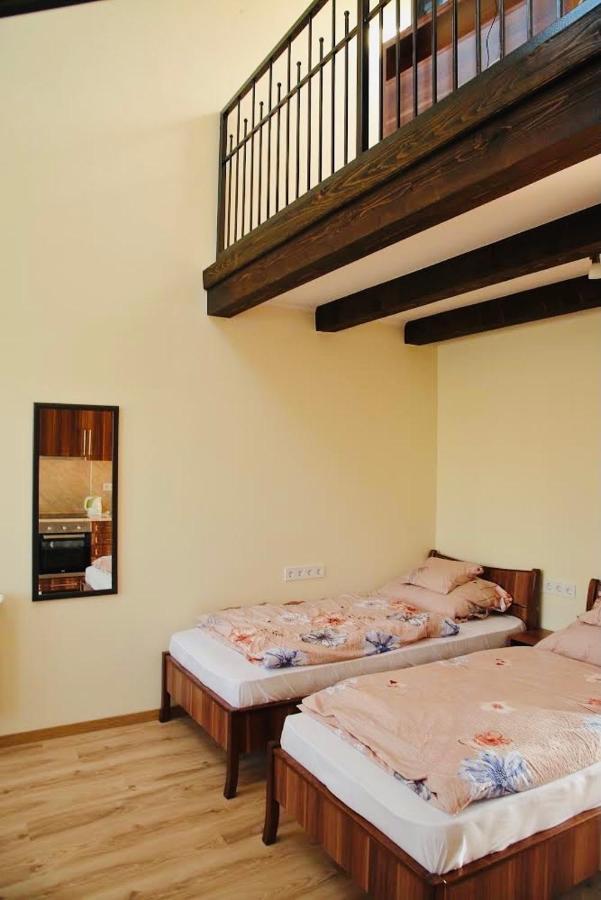 Viktor Vendeghaz Es Apartmanhaz Baktaloranthaza Exterior photo