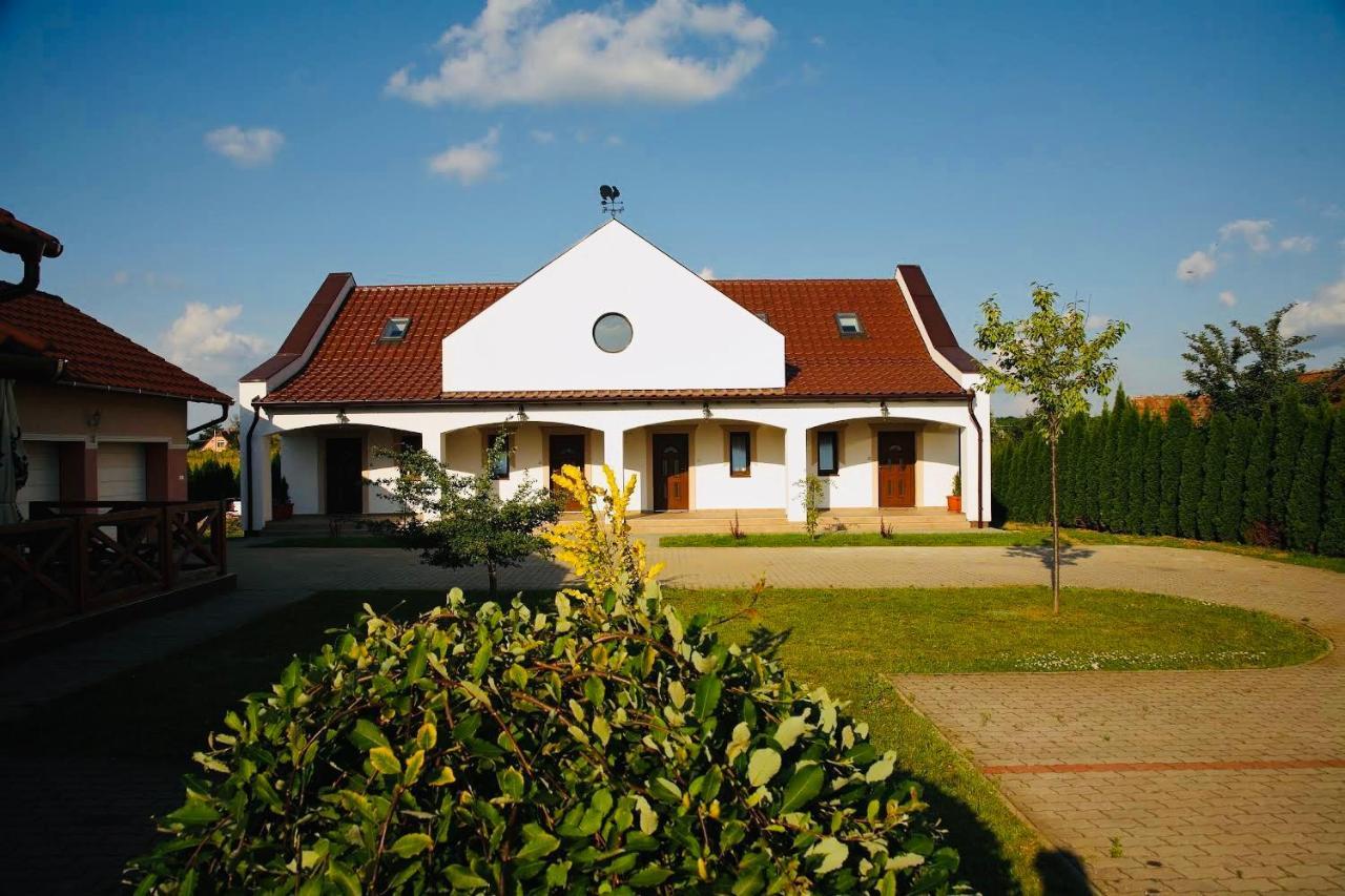 Viktor Vendeghaz Es Apartmanhaz Baktaloranthaza Exterior photo