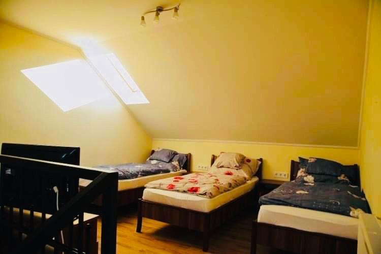 Viktor Vendeghaz Es Apartmanhaz Baktaloranthaza Exterior photo