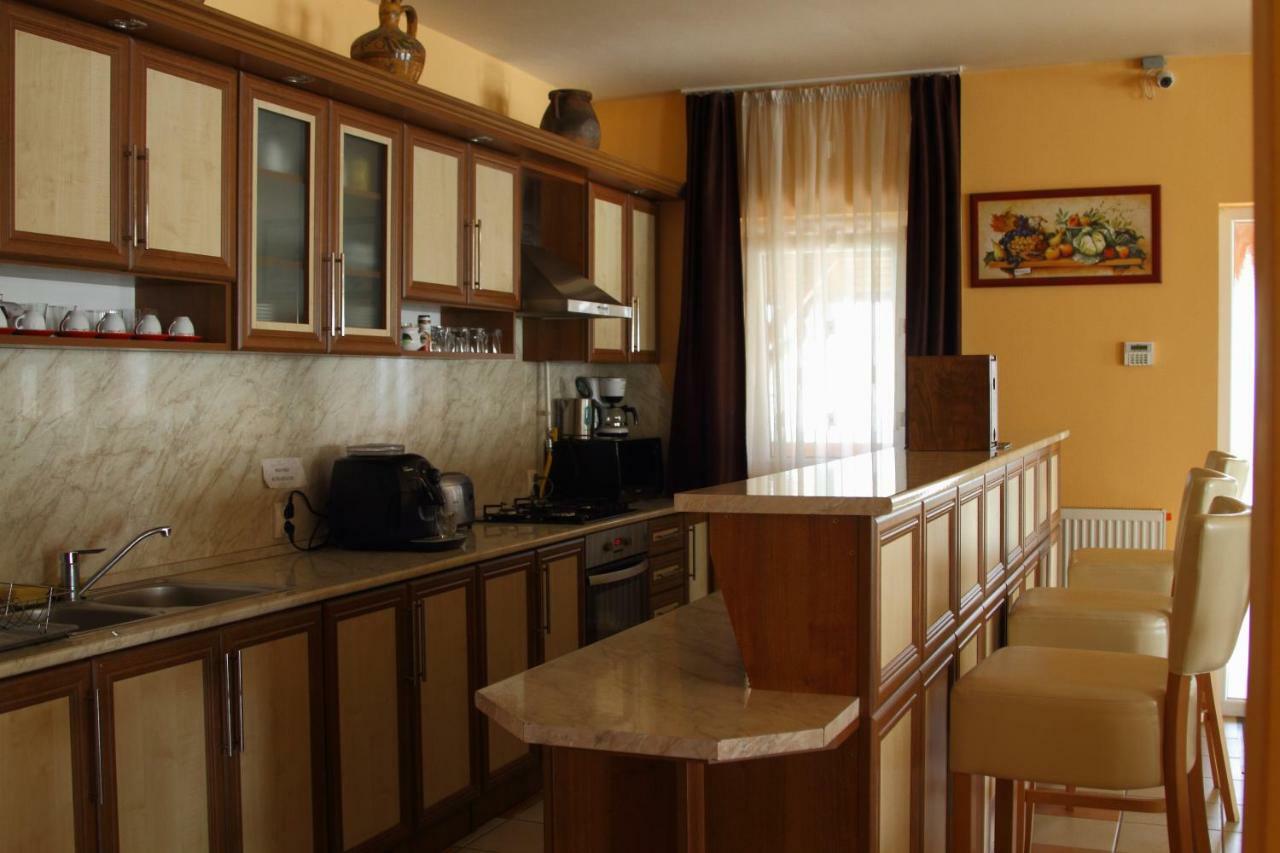 Viktor Vendeghaz Es Apartmanhaz Baktaloranthaza Exterior photo