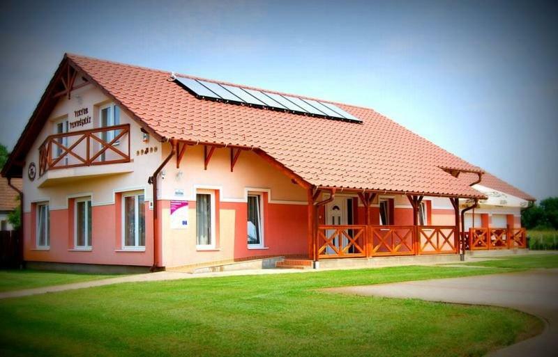 Viktor Vendeghaz Es Apartmanhaz Baktaloranthaza Exterior photo