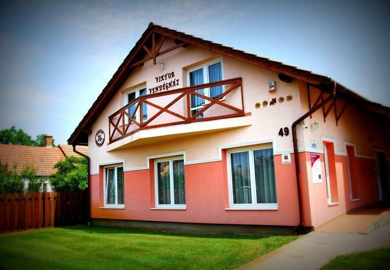 Viktor Vendeghaz Es Apartmanhaz Baktaloranthaza Exterior photo
